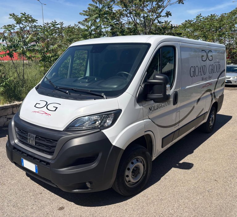 Furgone Fiat Ducato bianco con logo GG e scritte Gioand Group e Noleggiami, parcheggiato su asfalto tra alberi